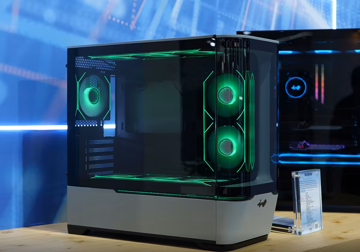 InWin Nuron : le boîtier Micro-ATX vitrine qui sacrifie l’avant à son verre 2 InWin Nuron Micro-ATX vu de trois quarts, façade en verre courbé et ventilation par mesh flanc et haut