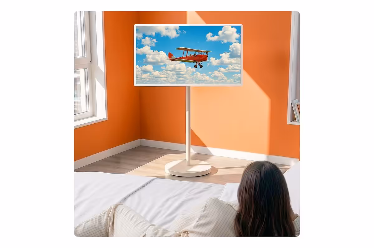 LG StanbyME 2 Max dans une chambre orange, diffusant une vidéo d’avion biplan.