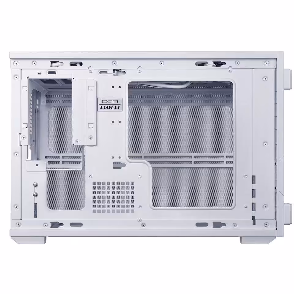 Face arrière d’un boîtier Lian Li blanc avec panneau mesh, emplacements PCIe et découpe alimentation