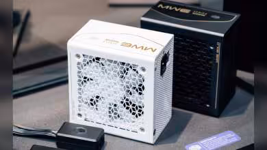 Vue de face d’une alimentation Cooler Master MWE Gold V4 blanche avec grille alvéolée et marquage GPU Shield.