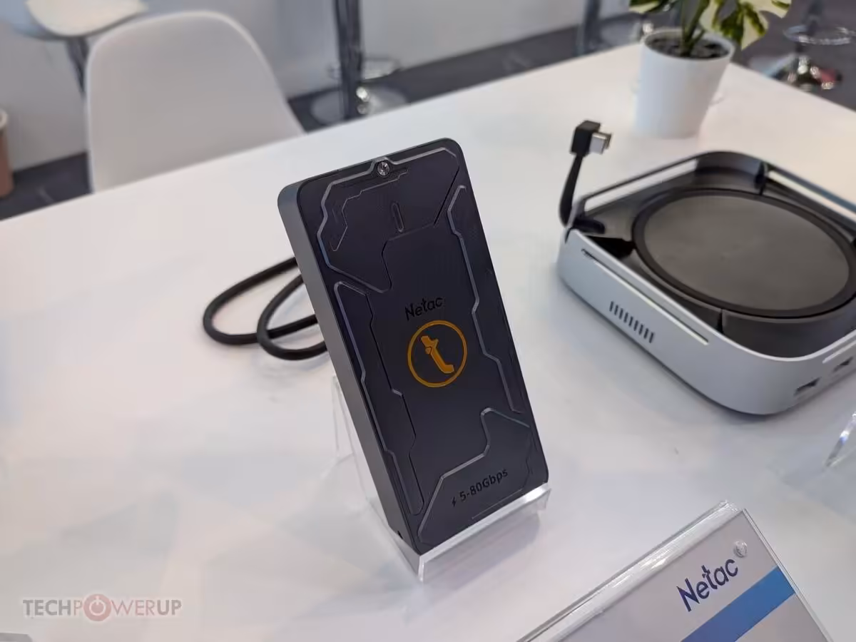 Netac Computex 2026 : DDR5-7600, SSD U.3 jusqu’à 30,72 To et dock 100 W 2 SSD Netac vertical noir avec motif central doré, présenté sur support de démonstration