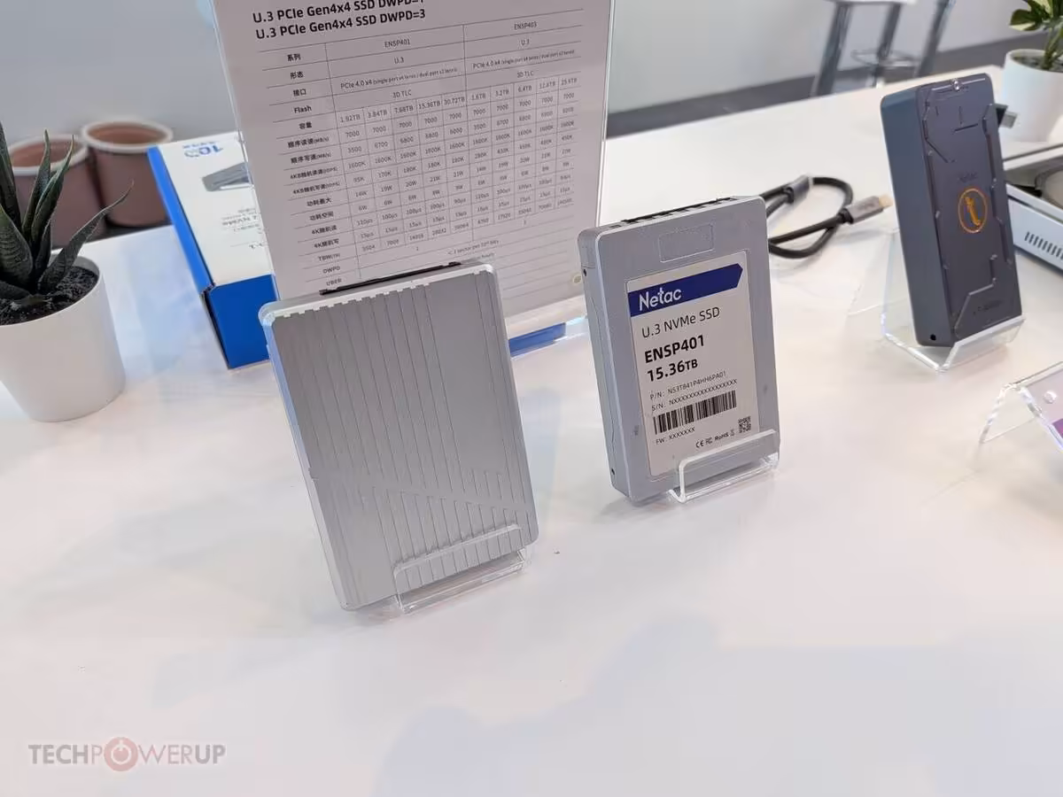 Netac Computex 2026 : DDR5-7600, SSD U.3 jusqu’à 30,72 To et dock 100 W 3 Plusieurs SSD Netac exposés, dont un modèle ENSP401, avec étiquettes de capacité visibles