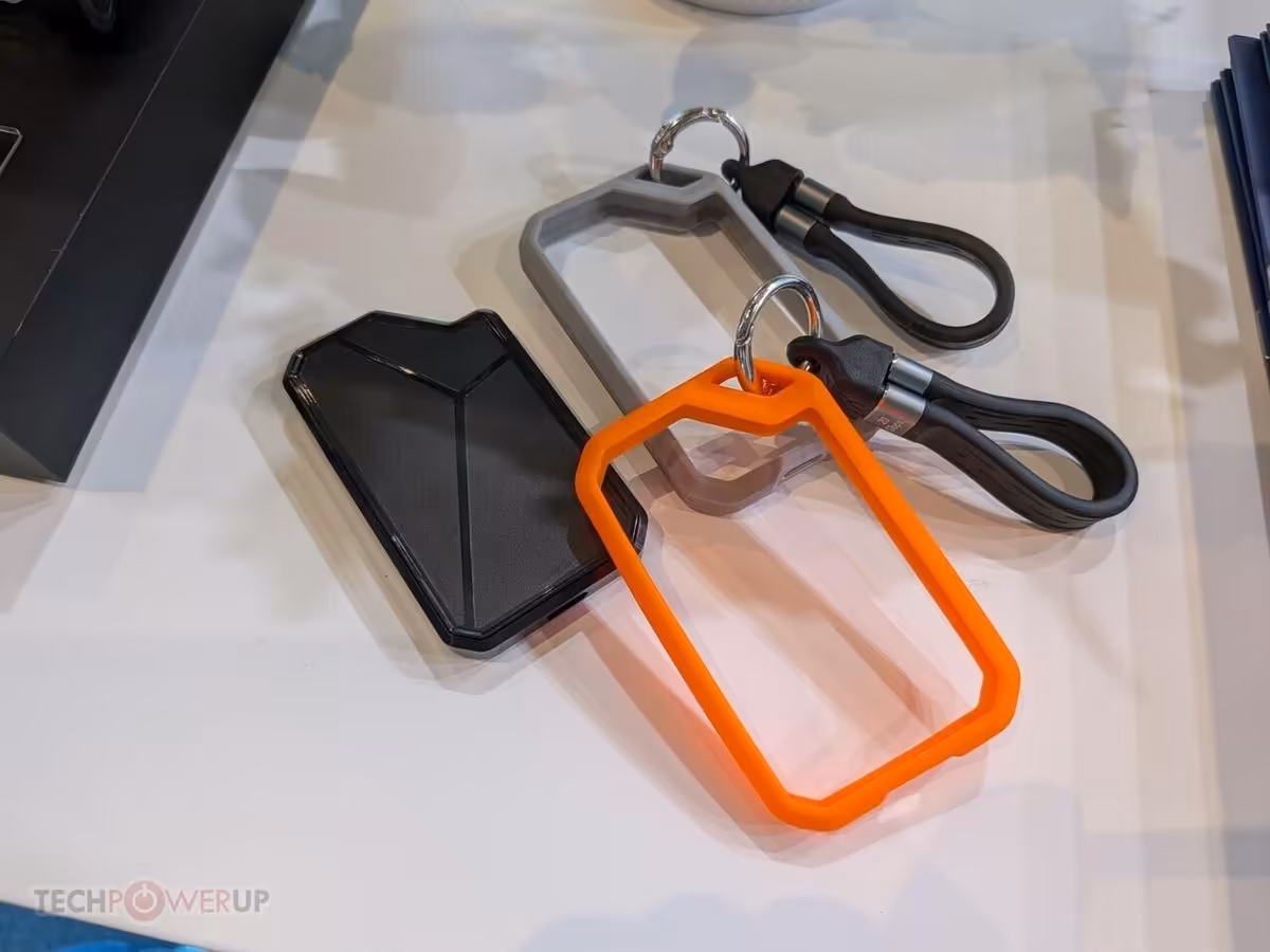 Netac Computex 2026 : DDR5-7600, SSD U.3 jusqu’à 30,72 To et dock 100 W 5 Coques et porte-clés de protection pour SSD Netac, coloris noir, orange et gris