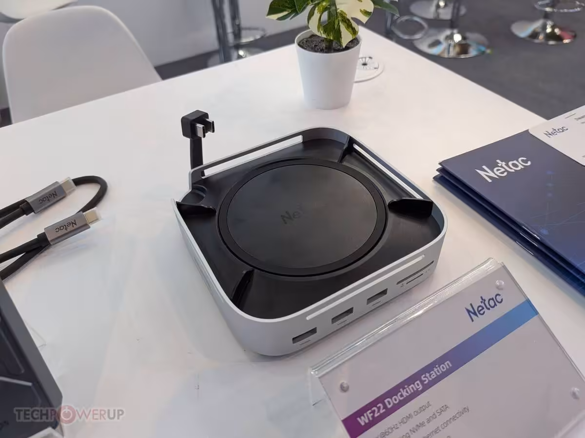 Netac Computex 2026 : DDR5-7600, SSD U.3 jusqu’à 30,72 To et dock 100 W 6 Station d’accueil Netac MF22 avec châssis gris et noir, ports frontaux visibles