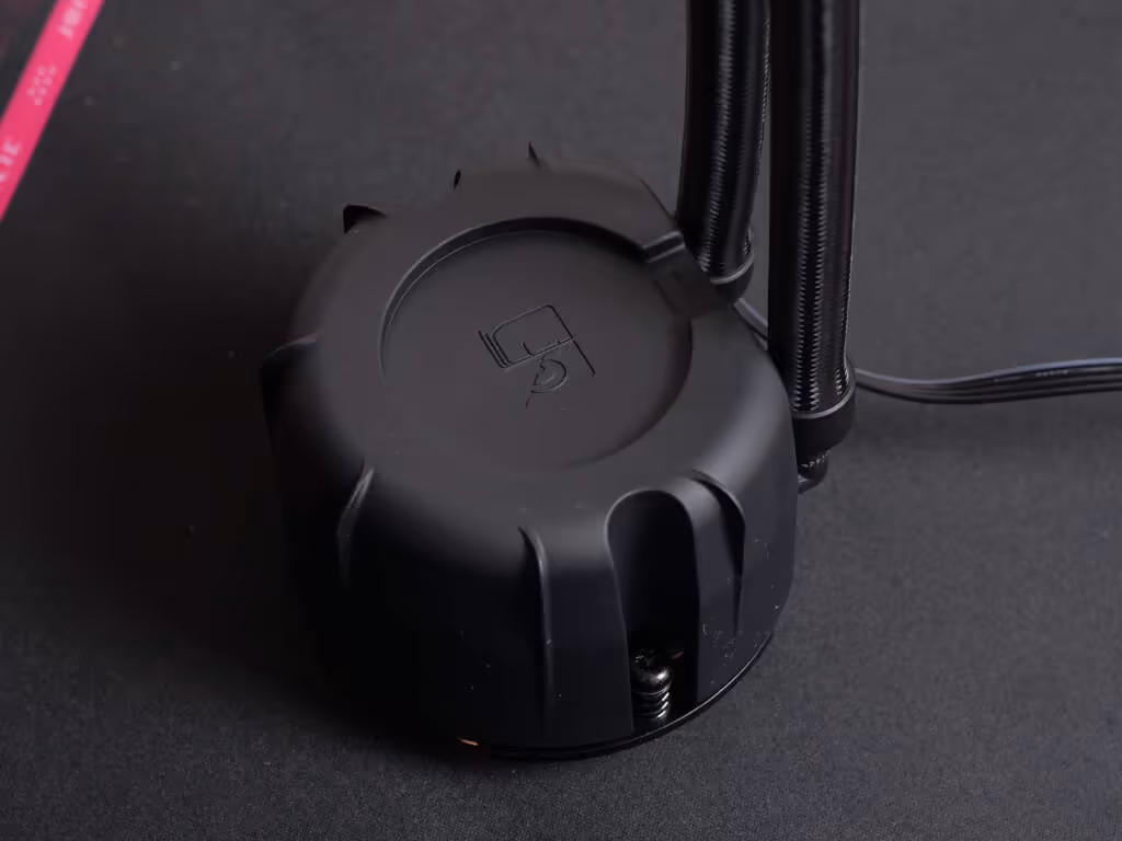 Test Noctua NL-LC1-36 : Noctua arrive enfin dans le watercooling AIO 13 noctua nl lc1 36 pompe 01