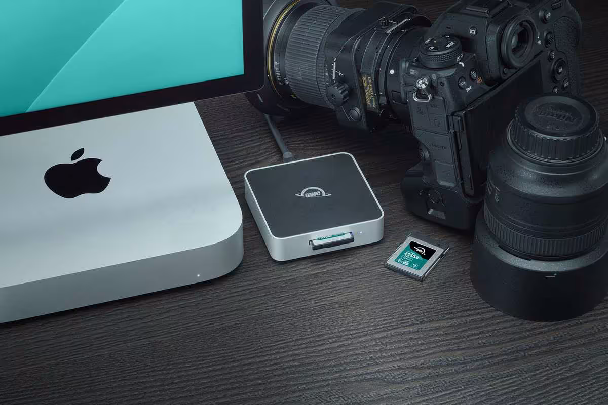 Boîtier Apple Mac, appareil photo et carte CFexpress OWC Atlas Core sur un bureau noir
