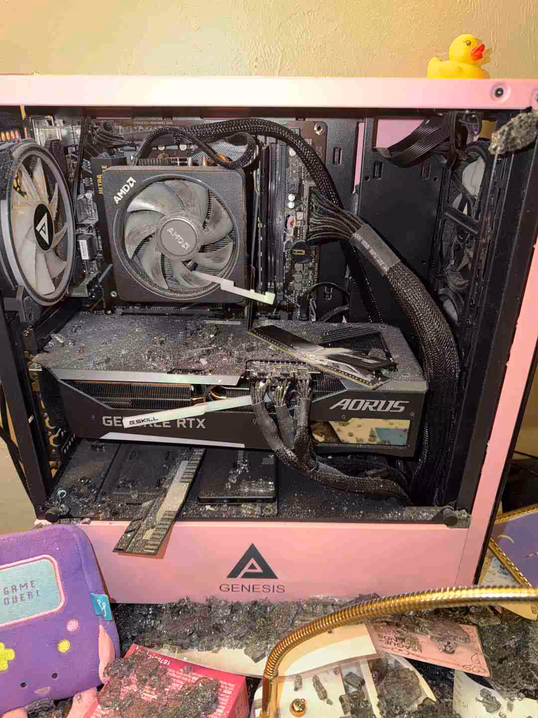 PC Genesis endommagé par impact de balle, intérieur éclairage neutre