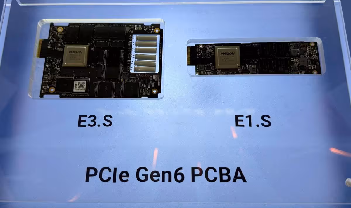 SSDs PCIe Gen6 E3.S E1.S sur fond bleu peu contrasté
