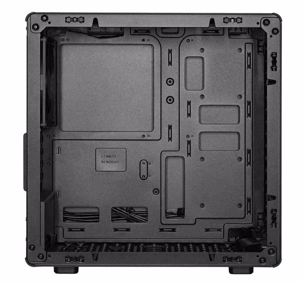 Q300L V3 : Cooler Master fait évoluer son boîtier microATX compact et l'ouvre aux configs modernes 4 Intérieur du boîtier Cooler Master Q300L V3, vue arrière détaillée de la plaque mère et passages de câbles