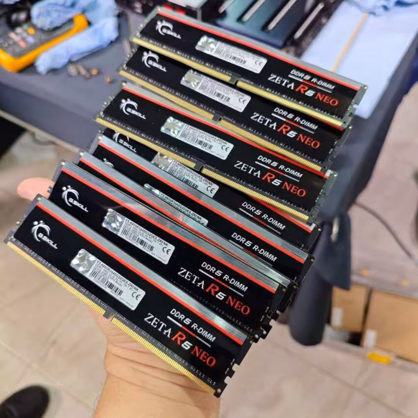 Barrettes RAM G.Skill Trident Z Neo tenues en main, éclairage net, fond flou