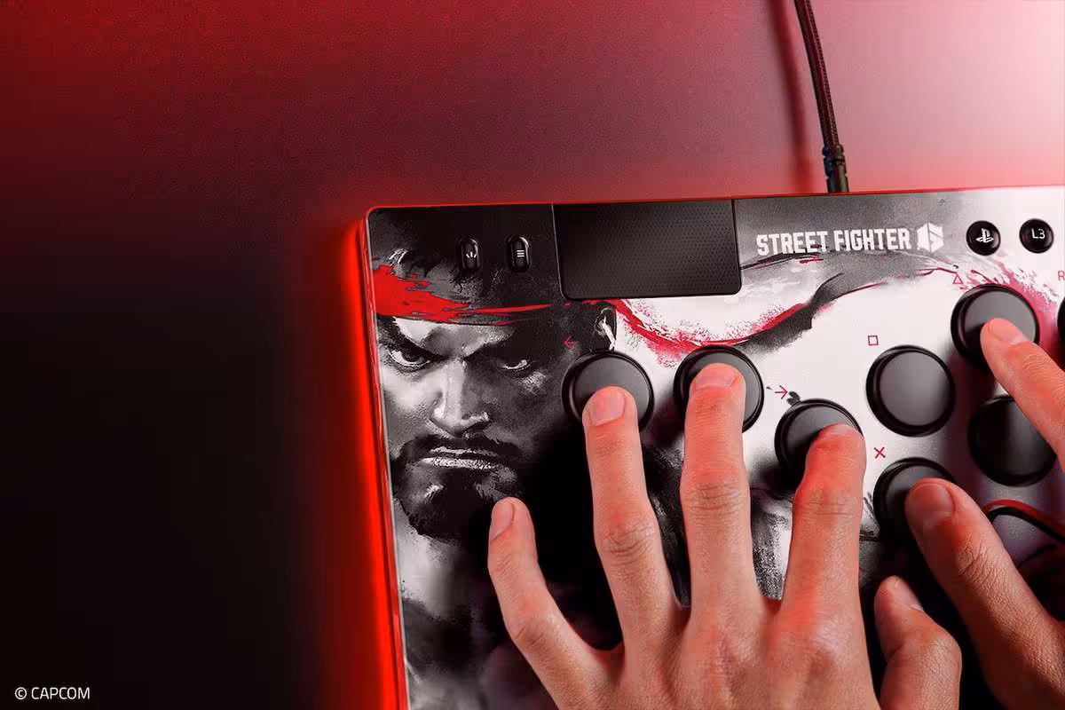 Gros plan du Razer Kitsune Ryu Edition Street Fighter 6 avec mains en action sur les boutons