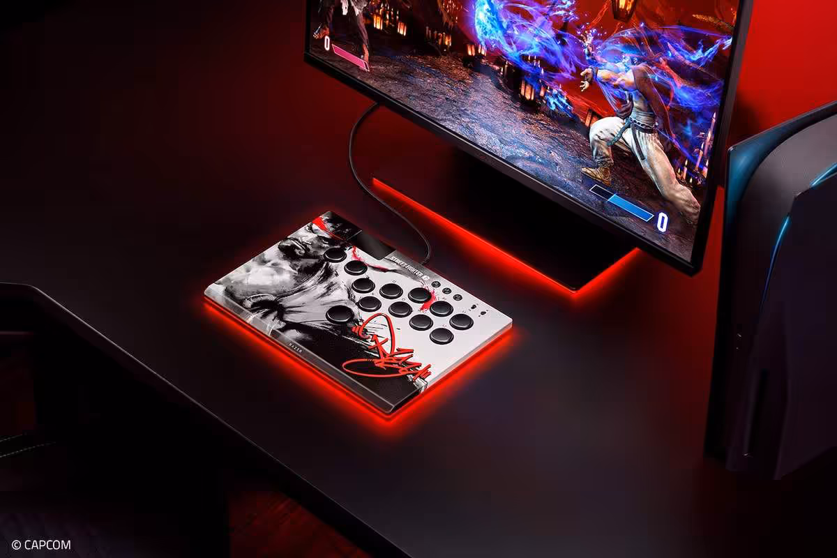 Razer Kitsune Ryu Edition relié à un écran, affichage de jeu de combat Street Fighter 6