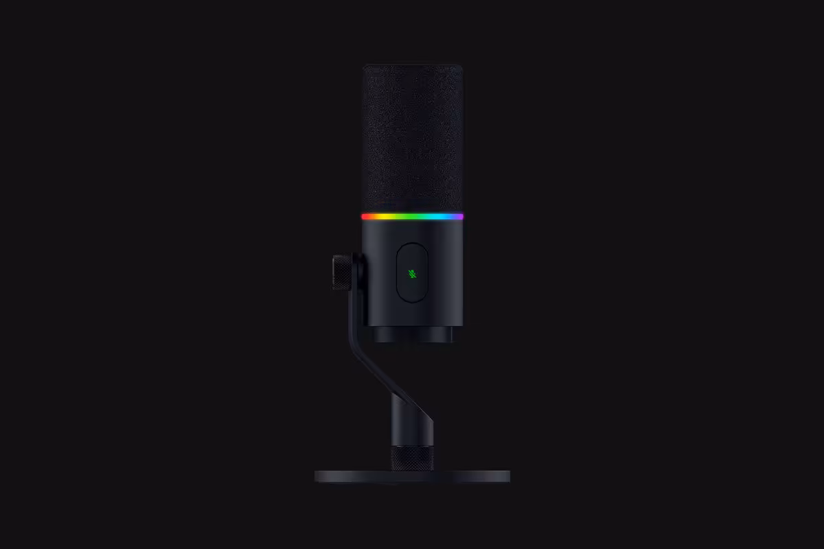Razer Seiren V3 Pro : un micro dynamique USB-C/XLR avec enregistrement 32-bit float 3 Micro Razer Seiren V3 Pro centré sur fond noir, éclairage RGB