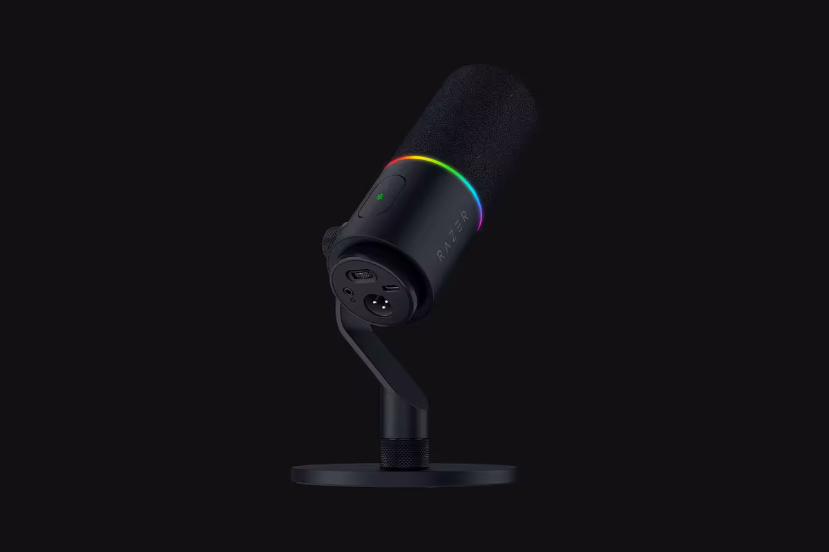 Razer Seiren V3 Pro : un micro dynamique USB-C/XLR avec enregistrement 32-bit float 4 Micro Razer Seiren V3 Pro incliné sur fond noir, anneau RGB visible