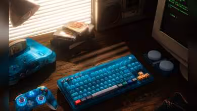 Clavier mécanique 8BitDo Retro 87 bleu transparent, manette et console rétro sur bureau