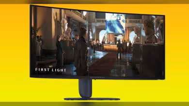 Écran Alienware AW3426DW en fonctionnement avec fond de salle éclairée par un film