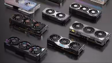 Plusieurs cartes graphiques AMD Radeon à triple ventilateur, posées sur fond sombre, modèles personnalisés visibles