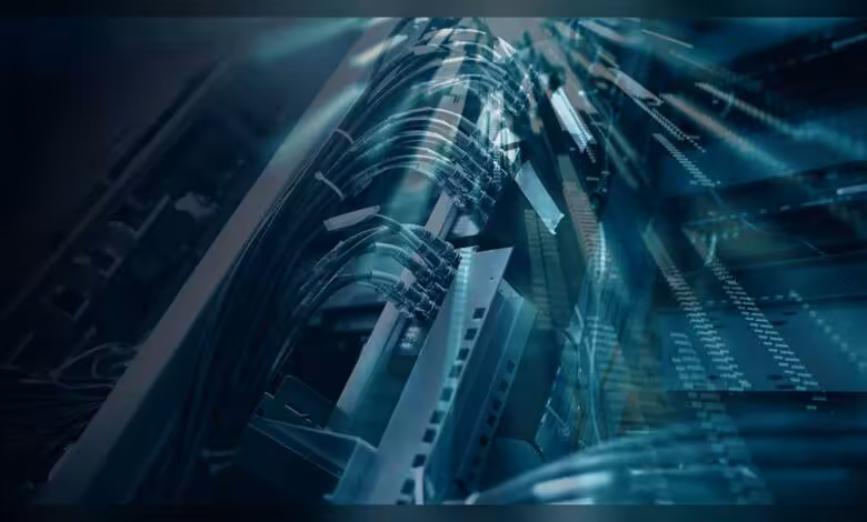 AMD AI compute : Rackspace verrouille 30 MW de capacité IA sur ses datacenters d'ici 2028 1 Baie de serveurs en data center avec câbles réseau et lumière bleutée, évoquant l’IA et le calcul intensif