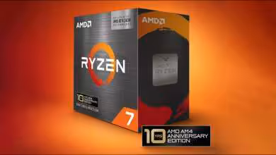 Boîte du processeur AMD Ryzen 7 édition anniversaire AM4 10 ans sur fond orange.