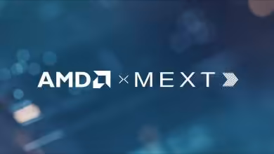 Logo AMD x MEXT sur fond bleu flou avec effets lumineux abstraits