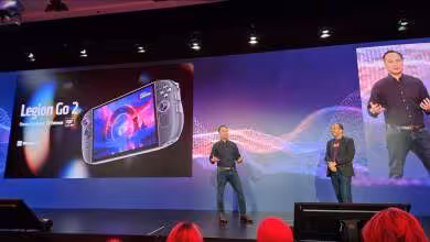 Présentation de la console de jeu Lenovo Legion Go 2 par deux intervenants sur scène.