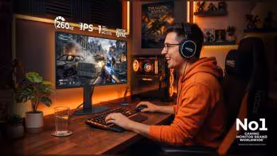 Joueur devant un écran AOC Gaming 260 Hz affichant un FPS, avec setup gaming éclairé en ambiance rouge