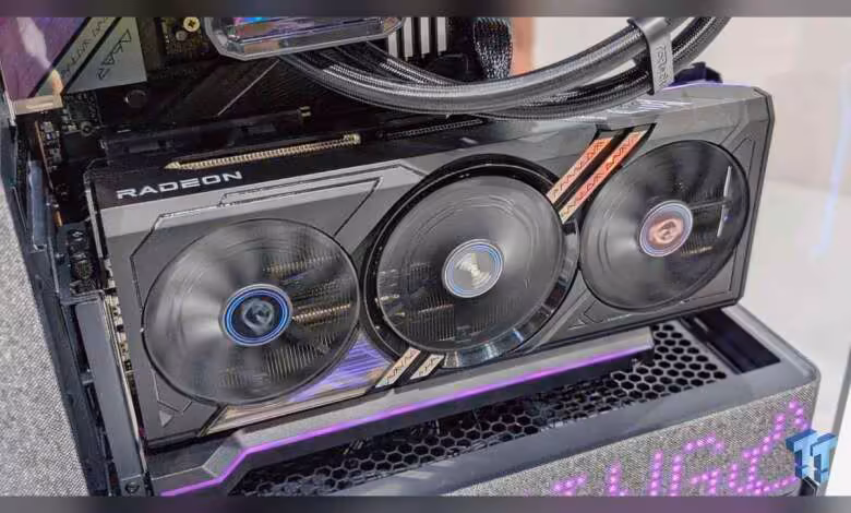 RX 9070 XT : ASRock expose un design Phantom Gaming avec connecteur 12V-2×6 1 Carte graphique ASRock Phantom Gaming Radeon installée, éclairage professionnel, fond noir, détails nets