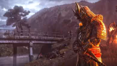 Yasuke en armure dorée dans Assassin's Creed Shadows, debout devant un pont en bois et une montagne brumeuse
