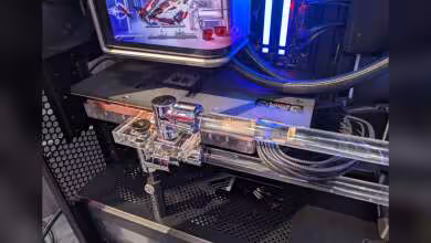 Carte graphique ASUS avec éclairage RGB et systèmes de refroidissement, mise en scène professionnelle