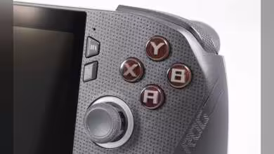 Gros plan de la console ASUS ROG Xbox Ally, avec boutons ABXY et joystick visibles.