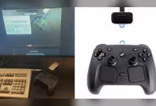 Manette Steam Controller avec accessoire de charge auto sur écran d'ordinateur et bureau.
