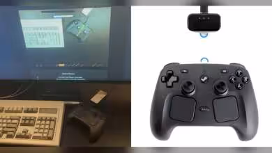 Manette Steam Controller avec accessoire de charge auto sur écran d'ordinateur et bureau.