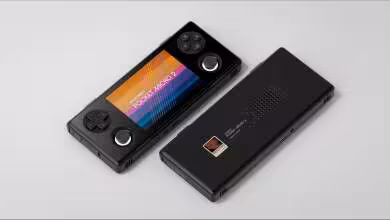 AYANEO Pocket Micro 2 noire, vue avant et arrière montrant écran, boutons et grille de ventilation