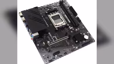 Carte mère BIOSTAR B850MS-E AM5 en perspective, avec radiateurs noirs et slots mémoire DDR5 visibles