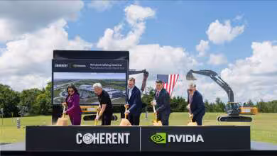Cérémonie Coherent et NVIDIA en plein air avec dirigeants, pelles symboliques et drapeau américain sur scène signée