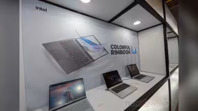 Stand COLORFUL RIMBOOK avec plusieurs ordinateurs portables gris et blancs exposés, logo Intel visible en arrière-plan