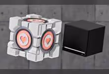 Deux cubes avec motifs cœur sur un fond gris béton, orientation légèrement différente.