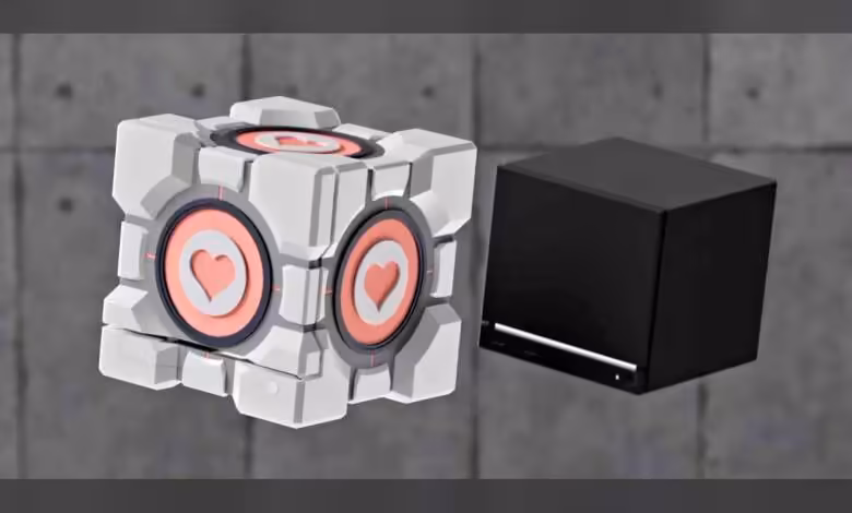Deux cubes avec motifs cœur sur un fond gris béton, orientation légèrement différente.