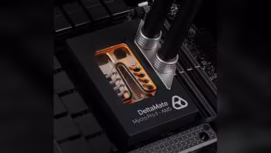 Waterblock Thermal Grizzly DeltaMate Mycro Pro II-AM5 monté sur carte mère, avec tuyaux et éclairage orange