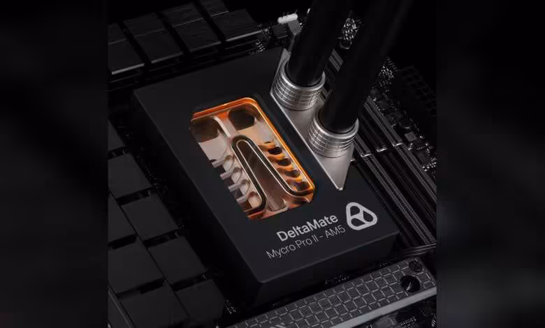 DeltaMate MPII : Thermal Grizzly lance ses waterblocks CPU AM5 et LGA1851 haut de gamme 1 Waterblock Thermal Grizzly DeltaMate Mycro Pro II-AM5 monté sur carte mère, avec tuyaux et éclairage orange