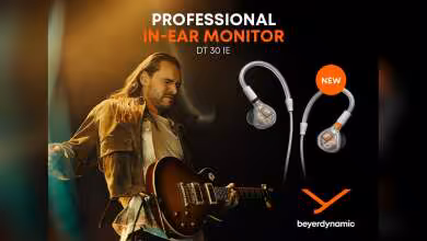 Visuel promotionnel Beyerdynamic DT 30 IE avec guitariste et intras professionnels in-ear monitor