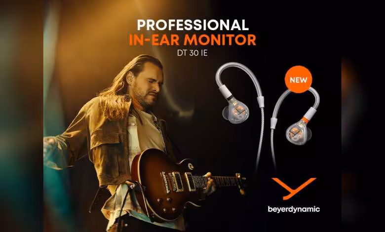 DT 30 IE : Beyerdynamic lance des intras de scène IP54 à 119 € et 39 dB d'isolation 1 Visuel promotionnel Beyerdynamic DT 30 IE avec guitariste et intras professionnels in-ear monitor