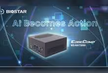 Mini PC Biostar EdgeComp MS-NAT5000 gris avec ports latéraux, fond promotionnel “AI Becomes Action”
