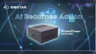 Mini PC Biostar EdgeComp MS-NAT5000 gris avec ports latéraux, fond promotionnel “AI Becomes Action”