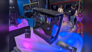 Boîtier Einarex Zenith Z600 avec configuration interne visible, stand Computex et plaque produit