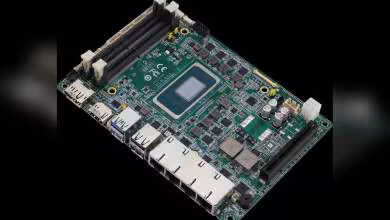Carte mère industrielle AAEON EPIC-PTH9 avec socket Panther Lake, quatre slots RAM, ports Ethernet et USB