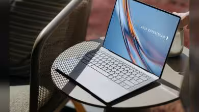 Gros plan d’un ASUS ExpertBook 2 argenté ouvert sur une table, design fin et clavier visible.