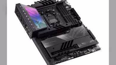 Carte mère ASUS ROG noir avec dissipateurs massifs et éclairage RGB, vue produit sur fond blanc