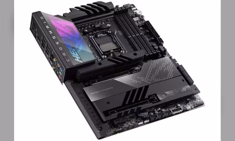 EXPO-ULL : ASUS et MSI déploient les premiers BIOS X670E avec AGESA 1.3.0.1b 1 Carte mère ASUS ROG noir avec dissipateurs massifs et éclairage RGB, vue produit sur fond blanc