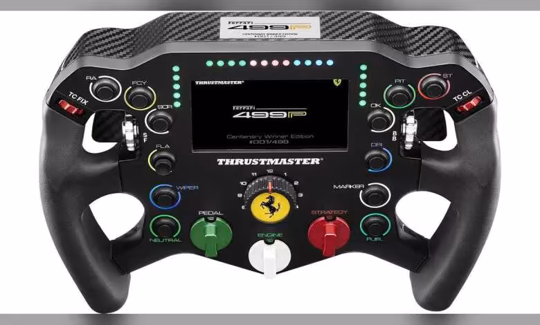 Ferrari 499P Centenary Winner Edition : Thrustmaster signe un volant collector à 499 exemplaires 1 Volant Thrustmaster Ferrari 499P Centenary Winner Edition, vue de face avec boutons colorés et écran central